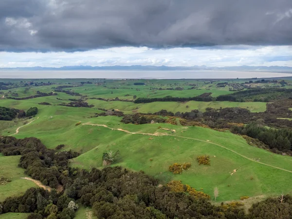 Yeni Zelanda Thames Firth bakan tepeler haddeleme panorama dron görünümü