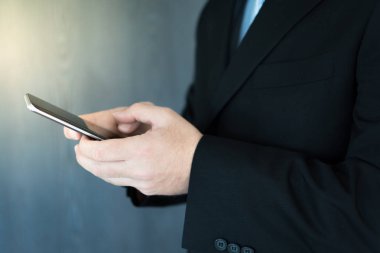 Cep telefonundan çalışan bir genç yönetici