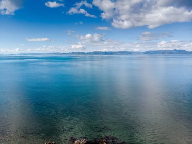 Arial görünümü Coromandel Yarımadası, North Island Yeni Zelanda bakan sakin denizlerde hava
