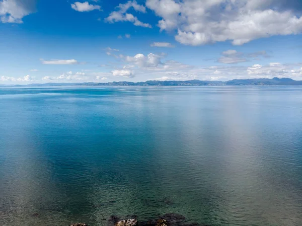 Arial görünümü Coromandel Yarımadası, North Island Yeni Zelanda bakan sakin denizlerde hava