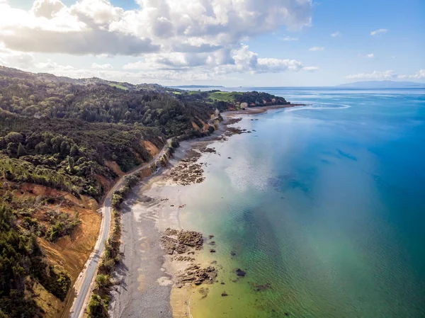 Coromandel Yarımadası taşlı bir kumsalda dron arial görünümünü