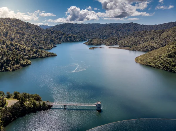 Bir su reservoir baraj duvar hava atış