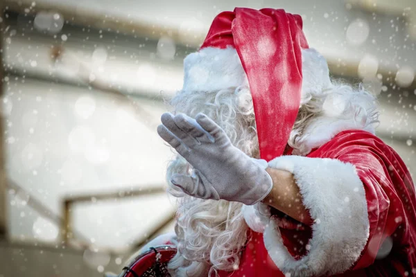 Çocuklara elini sallayarak Santa