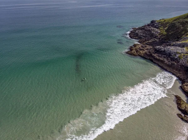 Bir dalga Puheke Beach Karikari Yarımadası'nda, çok Kuzey Yeni Zelanda için bekleyen bir sörfçü güzel uçak fotoğrafı