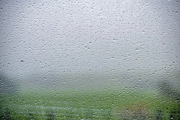 Pencereye yağmur damlalarının fotoğrafı