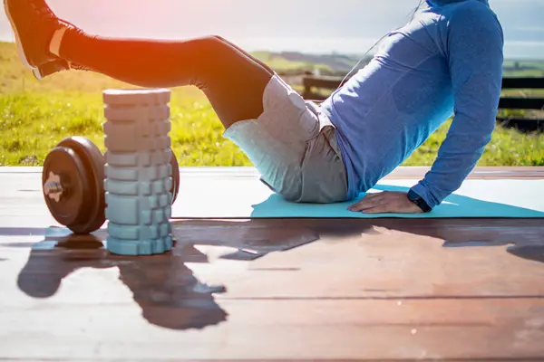 Güzel bir görünüme sahip bir güvertede yoga egzersizleri yapan genç bir adam