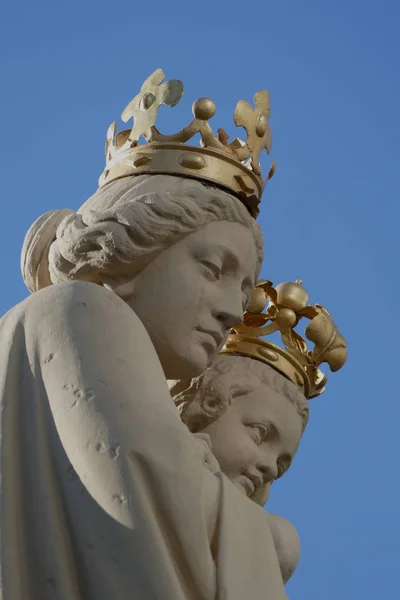 Maria Com Bebê Jesus Estátua Vestindo Coroas Cor Dourada Antuérpia — Fotografia de Stock
