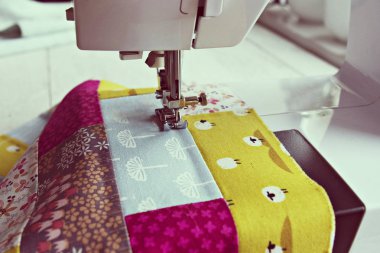 Çalışma süreci: yorgan ve dikiş makinesi