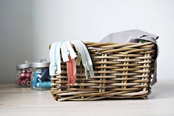 Cesta Zíperes Tecido Linha Mesa — Fotografia de Stock