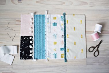 Patchwork proje, iplik, retro makas ve masanın üzerine metal pim