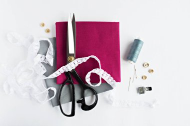 Metal Pamuk kumaşlar, beyaz dantel, siyah makas, iğne, ahşap düğme, dikiş ayak ve iş parçacığı