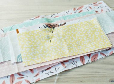 Kumaş Pamuk artıkları ve masanın üstüne metal pin