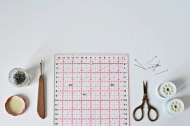 Patchwork kavramlar: cetvel, iğne, makas, dikiş ripper ve konu