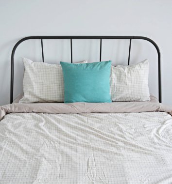 Ekose desenli yastık ve battaniye siyah metal yatak