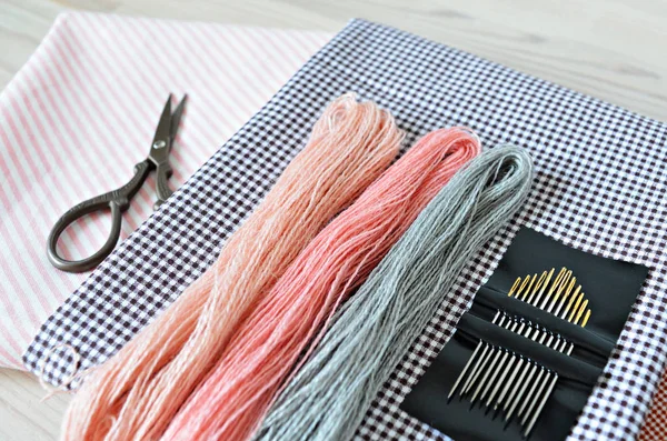 パステル ウール刺繍糸 コットン生地 木製の机の上のレトロなはさみ — ストック写真