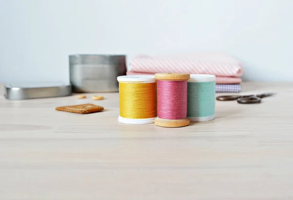 Colorful Thread Spoolss Wooden Table — Stock Photo, Image