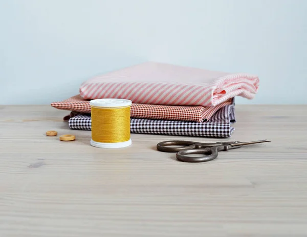 Mosterd Draad Spoel Katoenen Stoffen Houten Knoppen Retro Schaar Tafel — Stockfoto