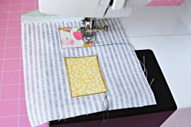 Dikiş işlemi: kumaş, iğne ve iplik parçaları