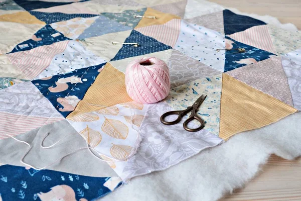 Hand Stitch Quilten Proces Roze Katoenen Draad Naald Schaar Tafel — Stockfoto