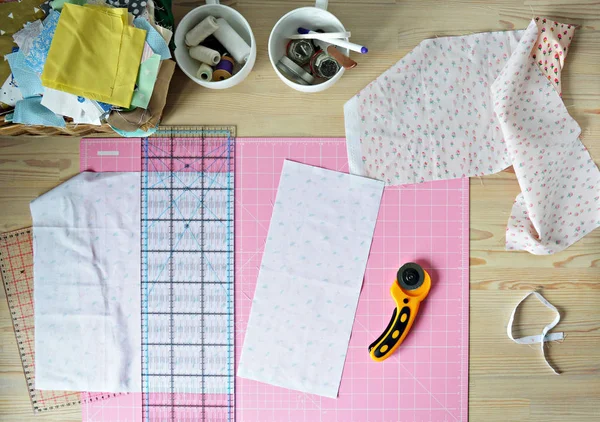Pracovní Místo Bavlněné Textilie Růžovou Řeznou Podložku Svíhací Pravítko Rotační — Stock fotografie