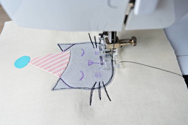 Serbest hareket nakış işlemi: parti şapka uygulama ve dikiş makinesi sevimli kedi