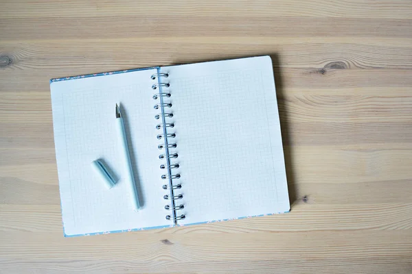 Cuaderno Abierto Con Páginas Blancas Lápiz Azul Sobre Escritorio Madera —  Fotos de Stock