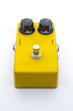 Sarı gitar efekt pedal veya stompbox beyaz arka plan üzerinde