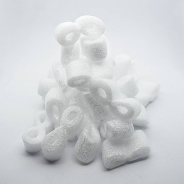 Beyaz arka plan üzerinde köpük fıstık