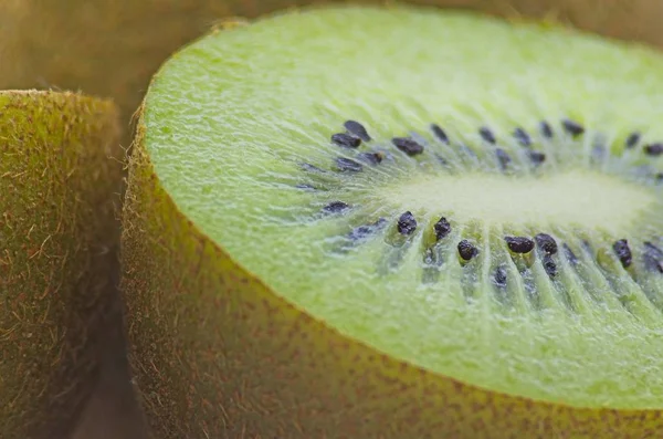 Detailfoto Der Halbierten Kiwi Frucht — Stockfoto