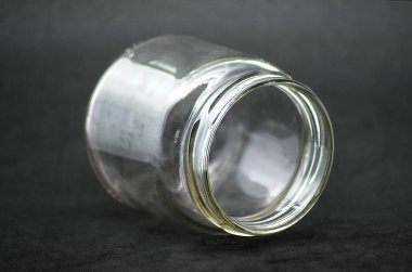 Yıpranmış siyah arka plan üzerinde boş cristal pot