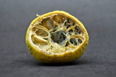 Siyah arka plan üzerinde çürük sebzeler