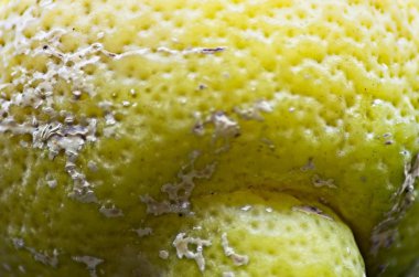 Siyah arka plan üzerinde çürük sebzeler