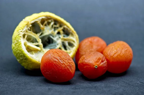 Gammeliges Gemüse Vor Schwarzem Hintergrund — Stockfoto