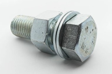 Beyaz arka planda çelik somun, cıvata ve contalar