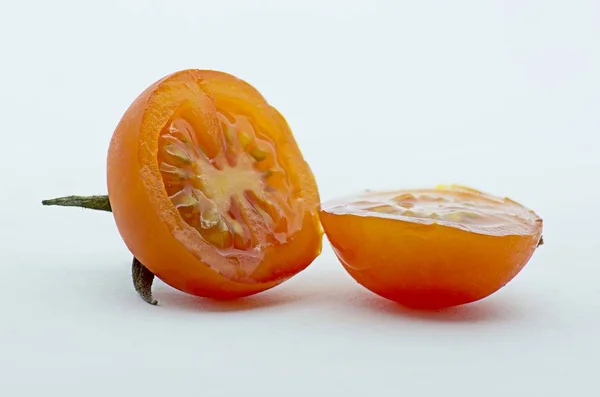 Zbliżenie Zdjęcia Plasterki Pomidorem Wiśniowym Białym Tle — Zdjęcie stockowe