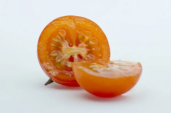 Zbliżenie Zdjęcia Plasterki Pomidorem Wiśniowym Białym Tle — Zdjęcie stockowe