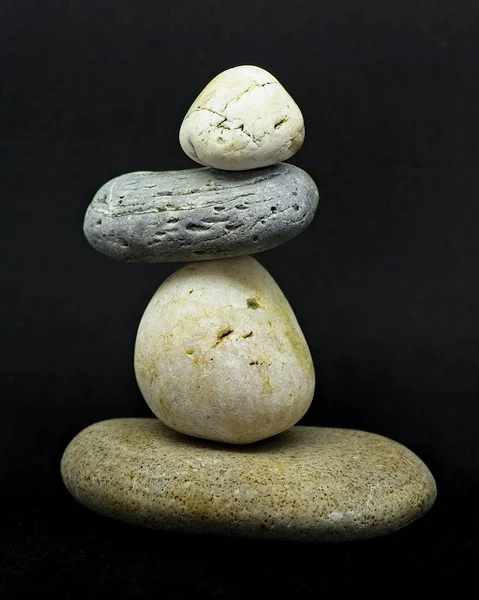Pedras Rolantes Sobre Fundo Preto — Fotografia de Stock