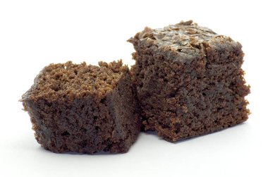 Beyaz arka planda pancar brownie küp parçaları