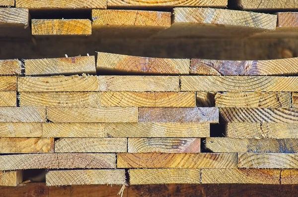 作業現場でリサイクルされた木製ボードが杭を積み重ねる — ストック写真