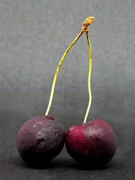 Cerejas Maduras Sobre Fundo Preto — Fotografia de Stock