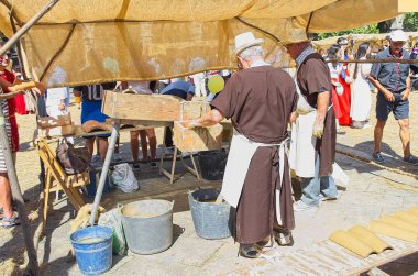 Pontevedra, İspanya - 07 Eylül 2019: Feira Franca ortaçağ partisinde kil çatı karo ustaları