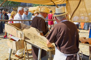 Pontevedra, İspanya - 07 Eylül 2019: Feira Franca ortaçağ partisinde kil çatı karo ustaları