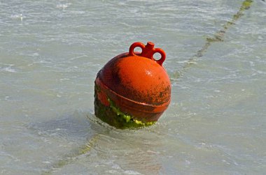 Yuvarlak kırmızı şamandıra deniz dalgaları sürme