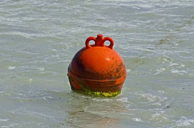 Yuvarlak kırmızı şamandıra deniz dalgaları sürme