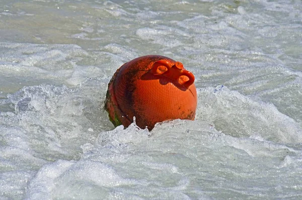 Okrągły Czerwony Boja Jazda Fale Morskie — Zdjęcie stockowe