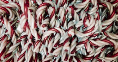 3 boyutlu illüstrasyon. Kırmızı ve beyaz çubuk şeker, yüksek ışıkla