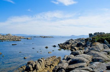 Deniz kenarındaki kayalar. Rahatlama. Yaz sahnesi