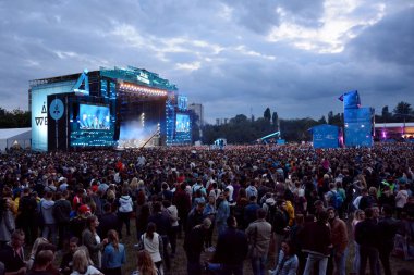 Kiev, Ukrayna - 3 Temmuz 2018: Sahne ve ulusal Expocenter Atlas hafta sonu festivali sırasında insanlar
