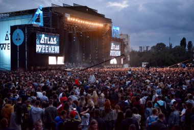Kiev, Ukrayna - 3 Temmuz 2018: Sahne ve ulusal Expocenter Atlas hafta sonu festivali sırasında insanlar