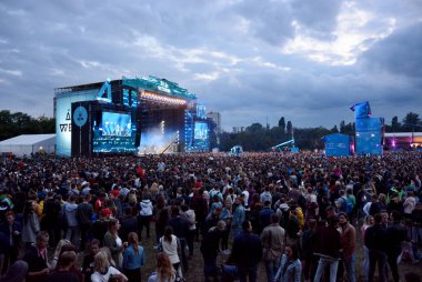 Kiev, Ukrayna - 3 Temmuz 2018: Sahne ve ulusal Expocenter Atlas hafta sonu festivali sırasında insanlar